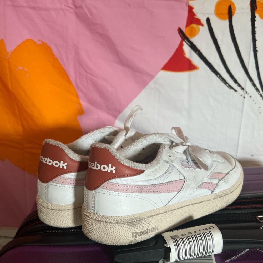Classic Reebox Shoes - Picture 2 of 3